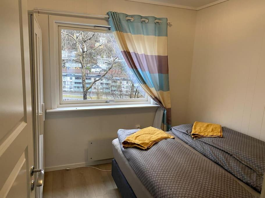 Lovely 2 Bedroom Apartmen With Free Parking 베르겐 외부 사진